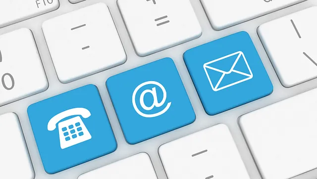 Weiße Tastatur mit blauen Tasten für Telefon, E-Mail und Brief