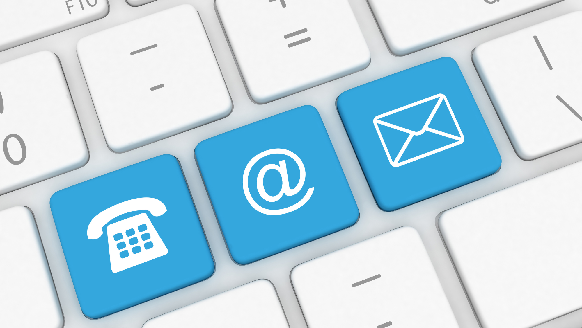 Weiße Tastatur mit blauen Tasten für Telefon, E-Mail und Brief