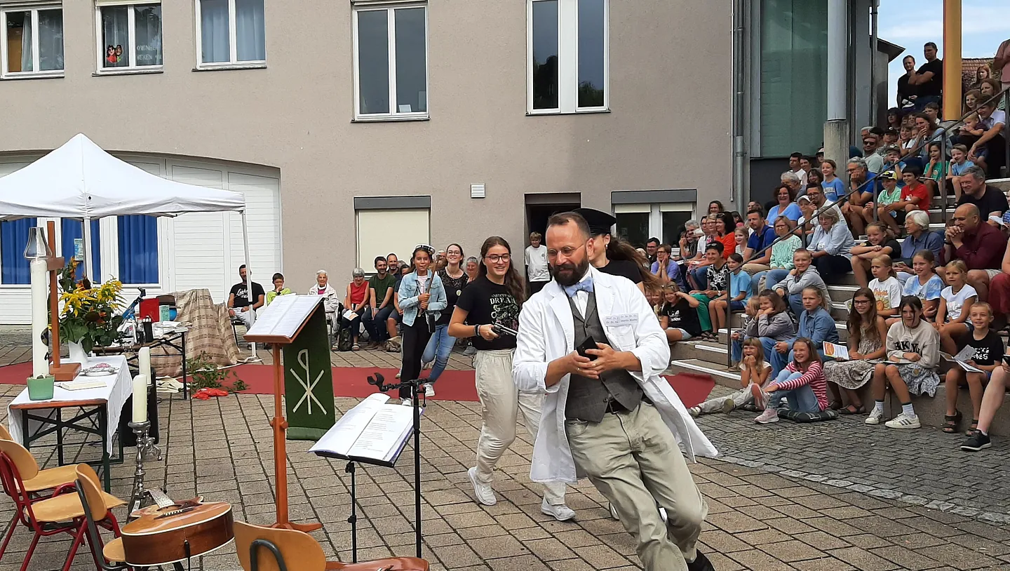 Fröhliche Veranstaltung mit Musik und Schauspiel vor Publikum.