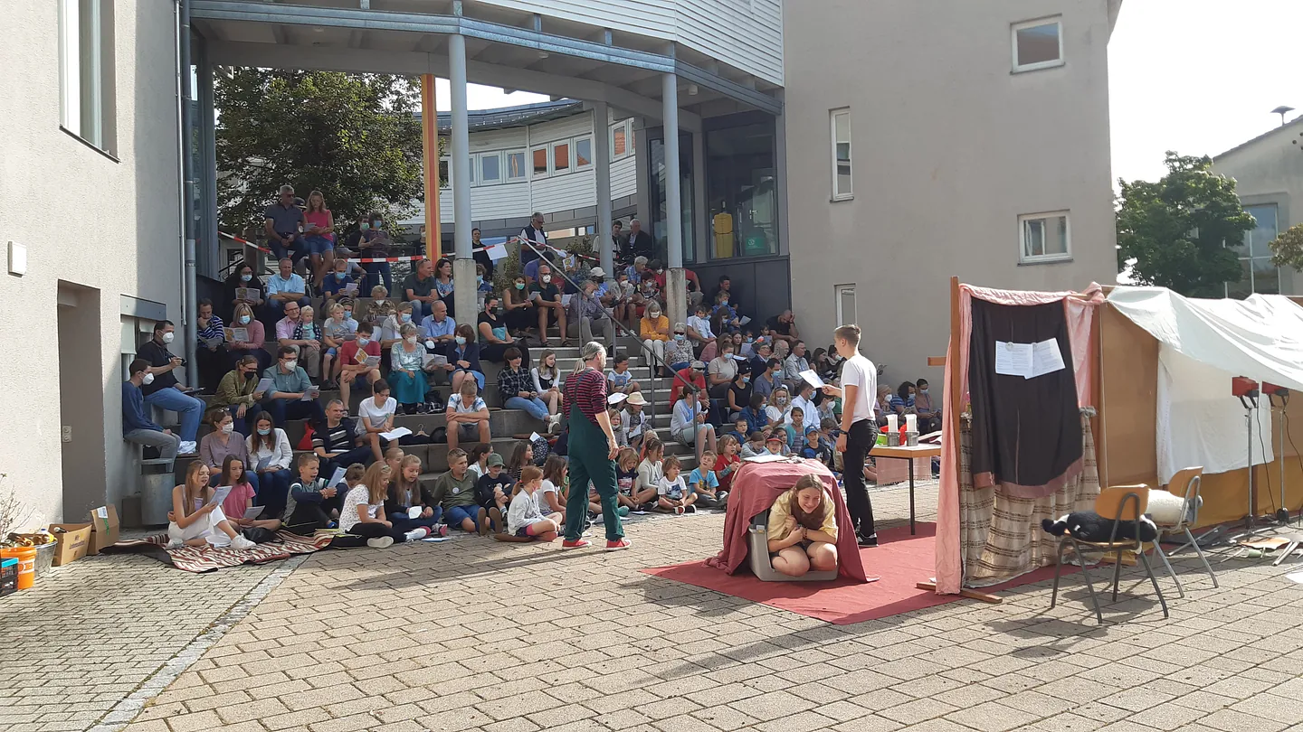 Theateraufführung im Freien mit großem Publikum.