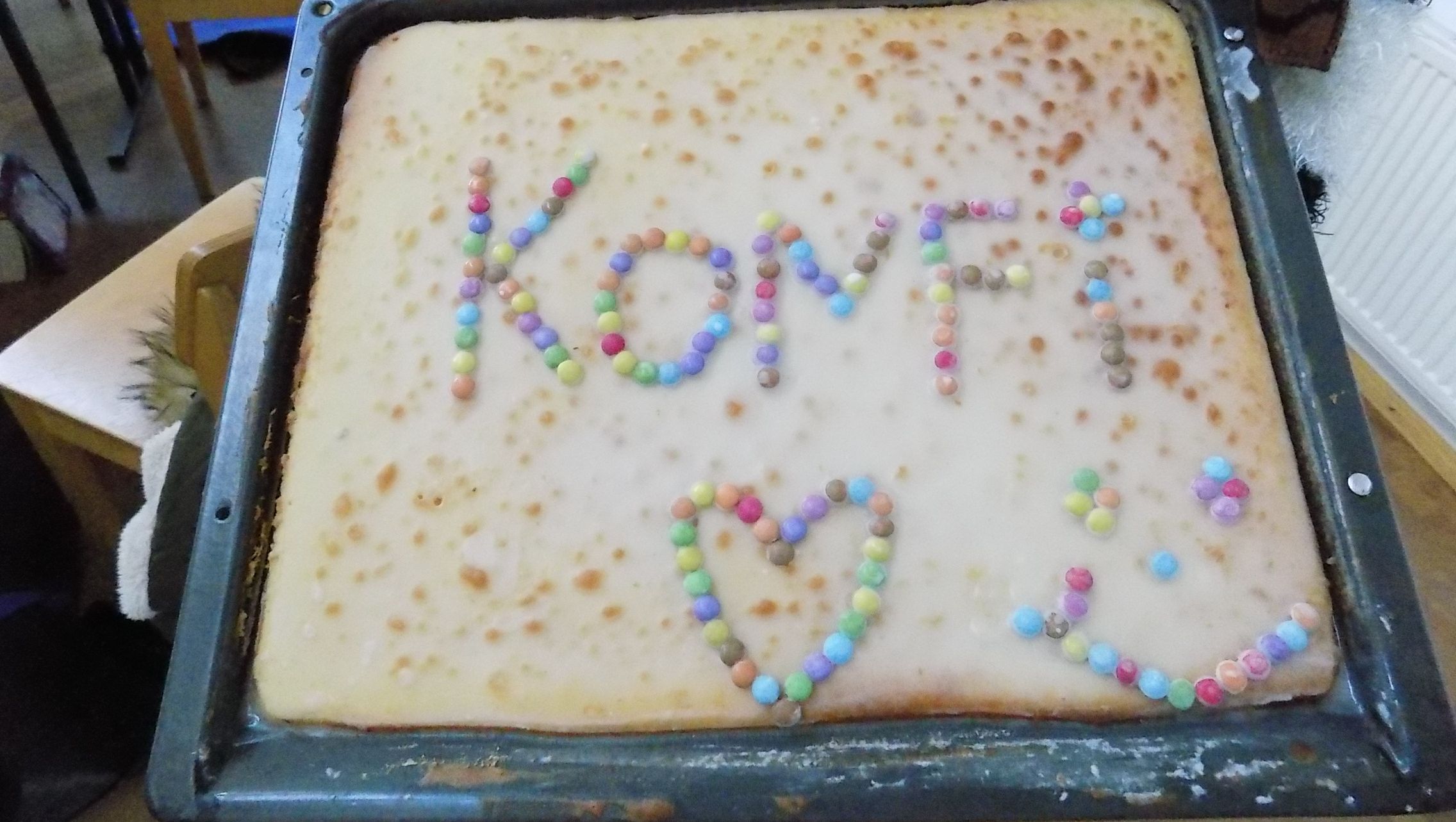 Blechkuchen mit Zuckerguss und „Konfi“ aus Schokolinsen.