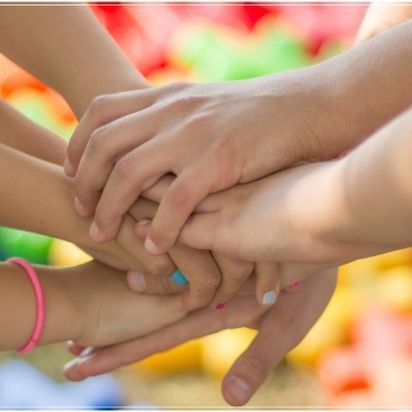 Mehrere Hände sind in Einheit und Teamarbeit verbunden.