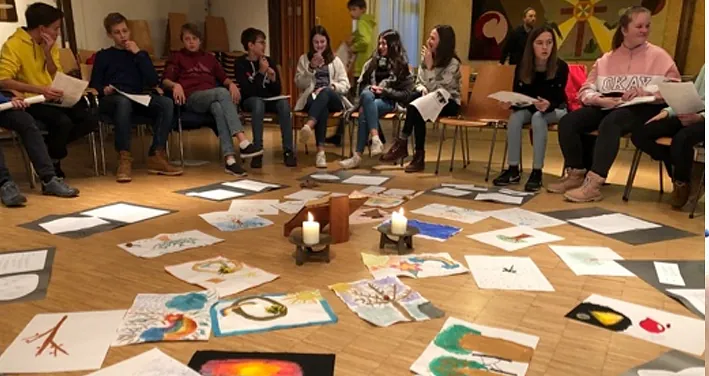  Konfirmanden in festlicher Kleidung mit Pfarrer bei der Konfirmationsfeier.