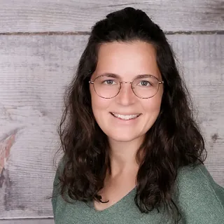 Lächelnde Frau mit schwarzem Haar
