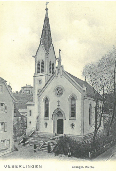 Historische Aufnahme der evangelischen Kirche in Überlingen mit Kirchturm.